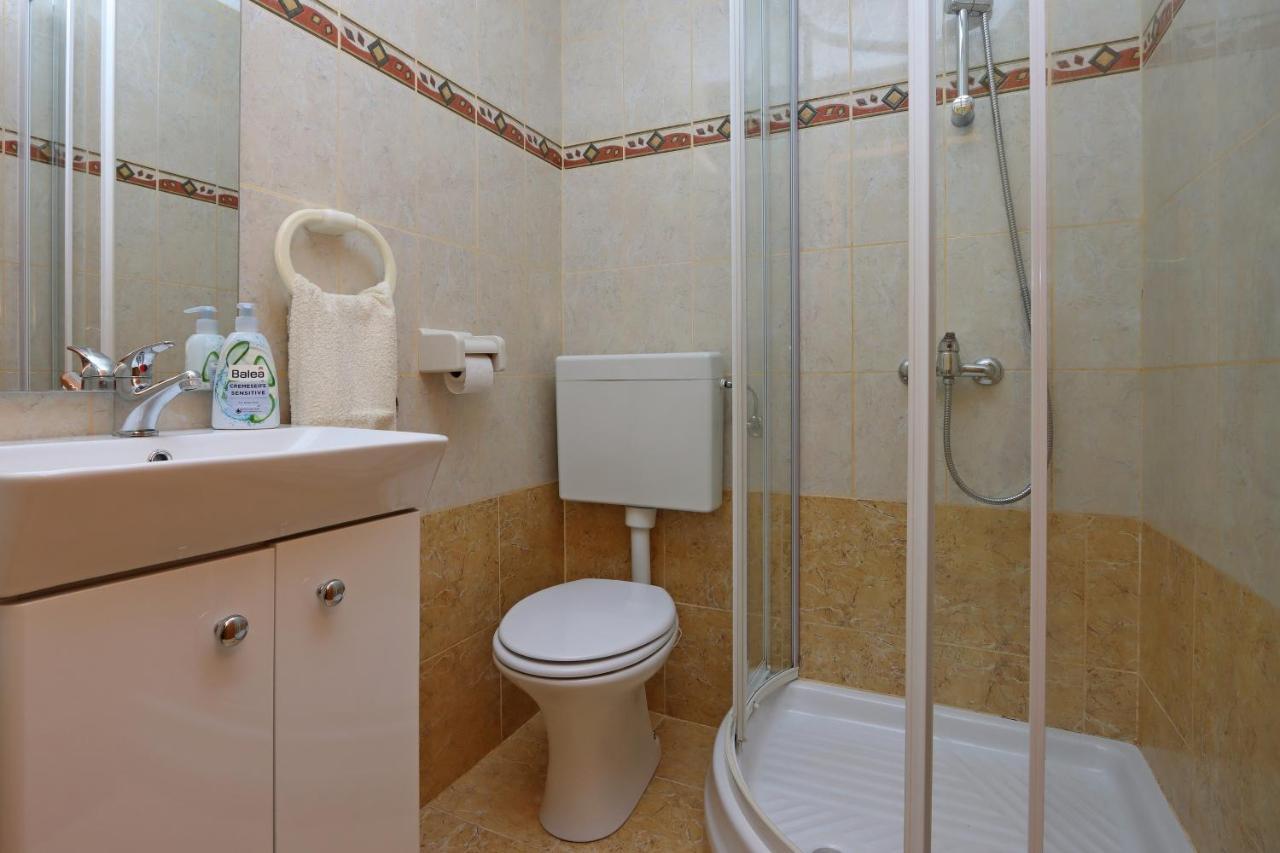 Apartments And Rooms With Parking Space Vrbnik, Krk - 5299 외부 사진