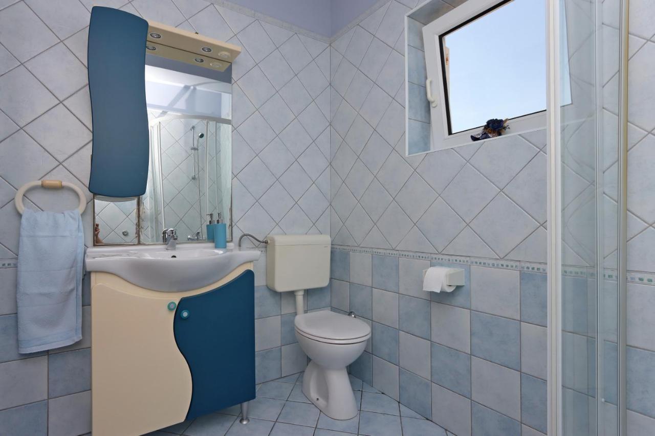 Apartments And Rooms With Parking Space Vrbnik, Krk - 5299 외부 사진