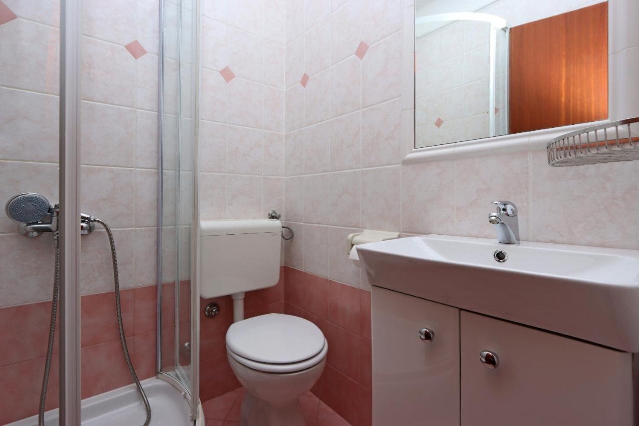 Apartments And Rooms With Parking Space Vrbnik, Krk - 5299 외부 사진