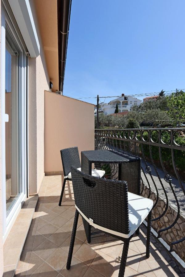 Apartments And Rooms With Parking Space Vrbnik, Krk - 5299 외부 사진