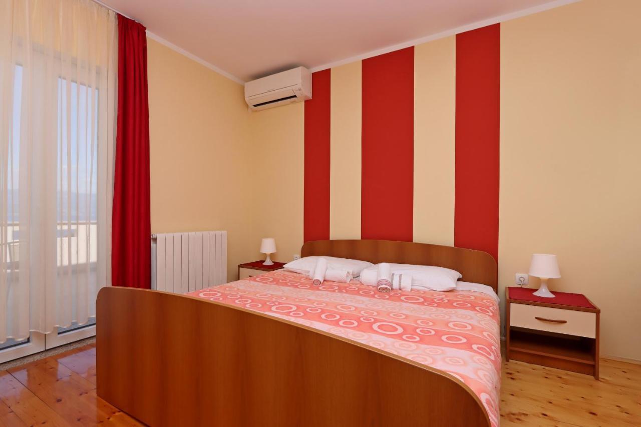 Apartments And Rooms With Parking Space Vrbnik, Krk - 5299 외부 사진