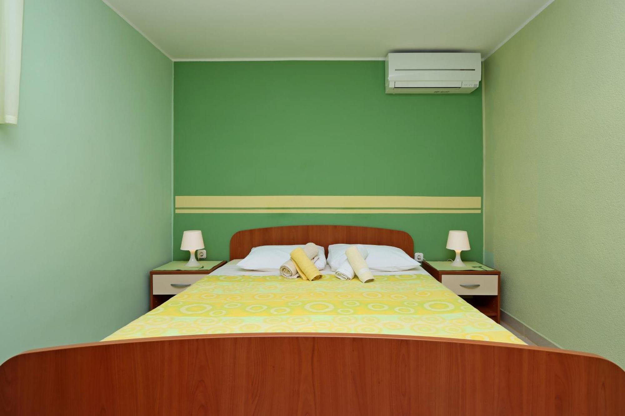 Apartments And Rooms With Parking Space Vrbnik, Krk - 5299 객실 사진