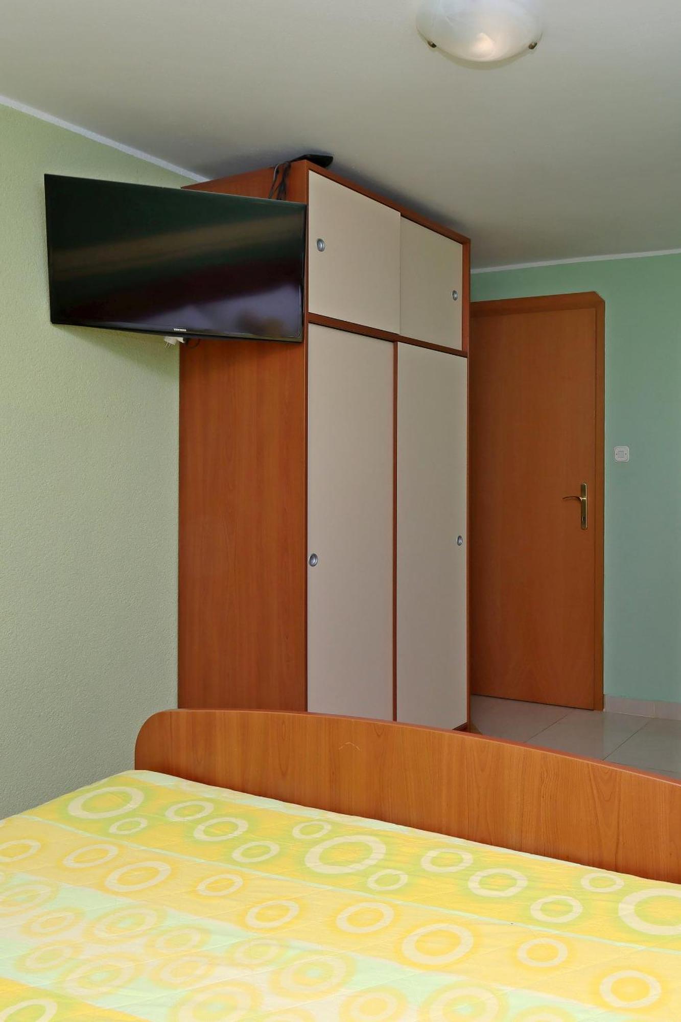 Apartments And Rooms With Parking Space Vrbnik, Krk - 5299 객실 사진